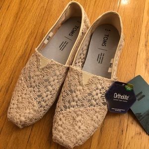 Women’s Lace Tom’s slip ons